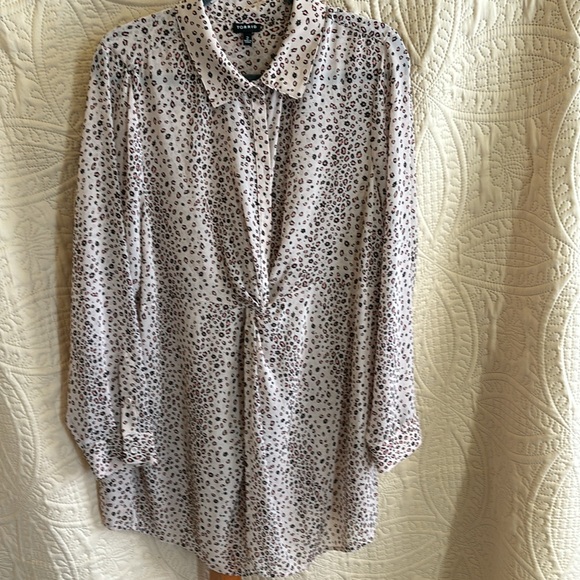 Torrid size 2 pink leopard blouse with twist detail in front - Picture 3 of 7